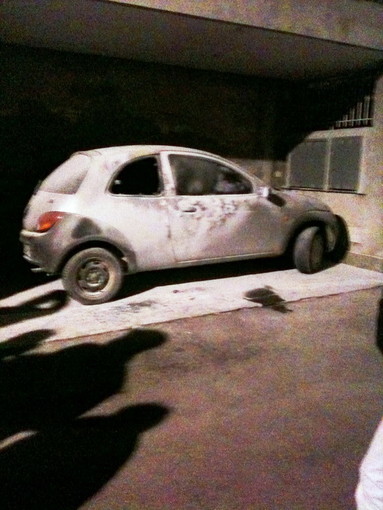 Ospedaletti: auto incendiata ieri sera in vai Degli Ulivi, intervento dei Vigili del Fuoco Ospedaletti: auto incendiata ieri sera in vai Degli Ulivi, intervento dei Vigili del Fuoco