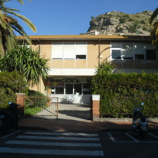 Ventimiglia: ieri all'Istituto 'Fermi Polo' una lezione basata sulla poesia e dedicata alla Shoah Ventimiglia: ieri all'Istituto 'Fermi Polo' una lezione basata sulla poesia e dedicata alla Shoah