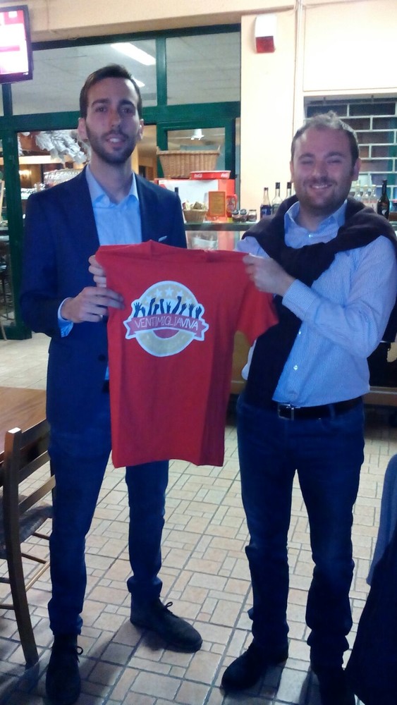 Ventimiglia: simbolico ‘passaggio di t-shirt’ per il rinnovo del direttivo di ‘Ventimiglia Viva’ Ventimiglia: simbolico ‘passaggio di t-shirt’ per il rinnovo del direttivo di ‘Ventimiglia Viva’