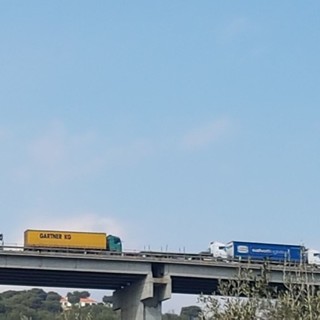 Camion tampona un'auto della Polizia sulla A10: due feriti lievi e traffico in direzione Genova Camion tampona un'auto della Polizia sulla A10: due feriti lievi e traffico in direzione Genova