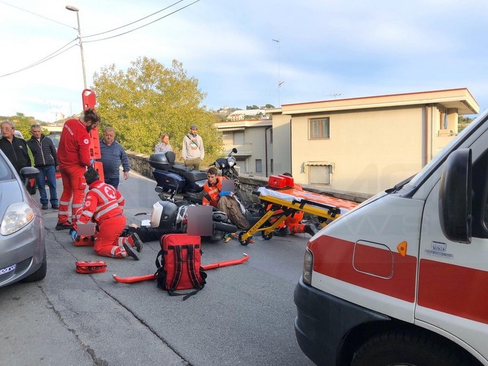 Sanremo: scontro frontale tra due scooter in via Duca degli Abruzzi, feriti non gravi portati in ospedale (Foto) Sanremo: scontro frontale tra due scooter in via Duca degli Abruzzi, feriti non gravi portati in ospedale (Foto)