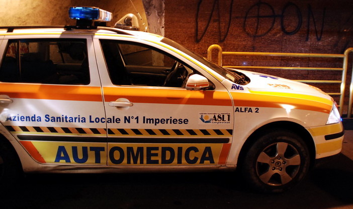 Ventimiglia: scontro tra due auto in frazione Latte, due feriti lievi rifiutano il trasporto Ventimiglia: scontro tra due auto in frazione Latte, due feriti lievi rifiutano il trasporto