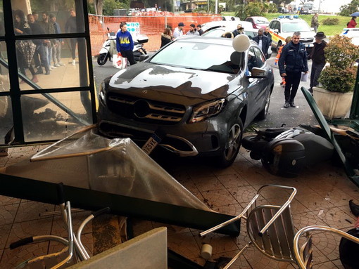 Ventimiglia: sbaglia manovra e finisce dentro un bar-tabacchi al confine, gravi danni ma nessun ferito (Foto)