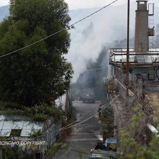 Bordighera: piccolo incendio all'interno di una serra abbandonata, intervento dei Vvf e danni limitati (Foto)