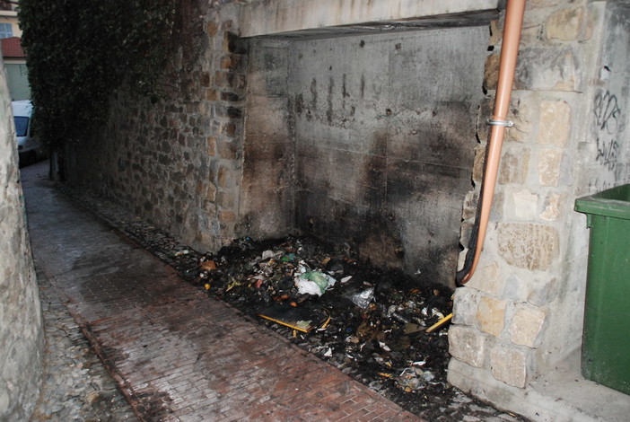 Imperia: 4 cassonetti distrutti dal fuoco nella notte in via Amoretti, piccolo incendio di un furgone a Taggia Imperia: 4 cassonetti distrutti dal fuoco nella notte in via Amoretti, piccolo incendio di un furgone a Taggia
