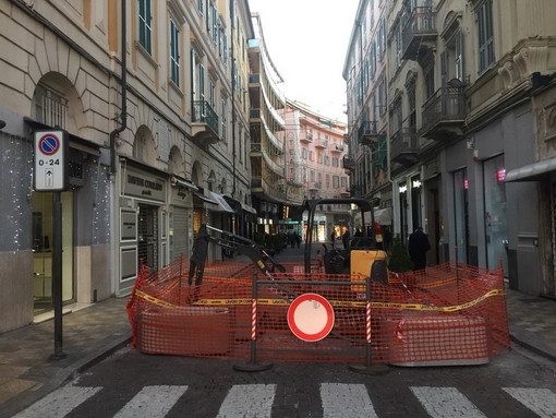 L'installazione delle nuove fioriere antiterrorismo in via Matteotti