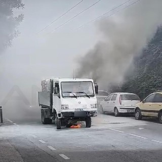 Ventimiglia, camion prende fuoco in corso Genova: intervento dei vigili del fuoco (Foto e Video) Ventimiglia, camion prende fuoco in corso Genova: intervento dei vigili del fuoco (Foto e Video)