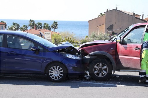 Santo Stefano al Mare: scontro frontale sull'Aurelia al bivio per Terzorio, un ferito lieve (Foto)