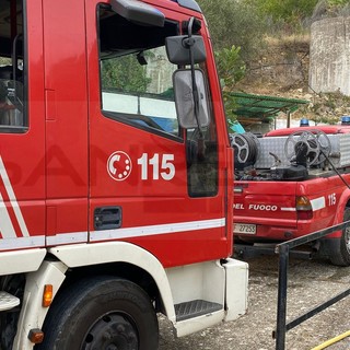Incendio boschivo a Glori, intervento dei vigili del fuoco e degli Aib: in corso la bonifica