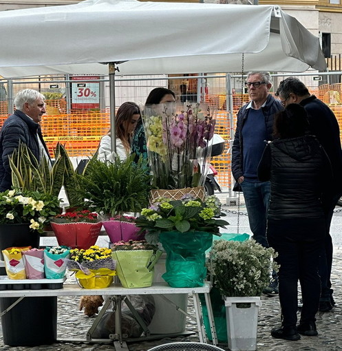 Elezioni Amministrative Sanremo: Gianni Rolando incontra i fiorai di piazza Muccioli Elezioni Amministrative Sanremo: Gianni Rolando incontra i fiorai di piazza Muccioli