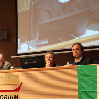 Imperia: incontro sulle mafie e l'economia, il Procuratore Cavallone:"Bisogna iniziare a rifiutare la logica dello scambio, l'antimafia si fa dal basso: dalle scuole e dai luoghi di lavoro"