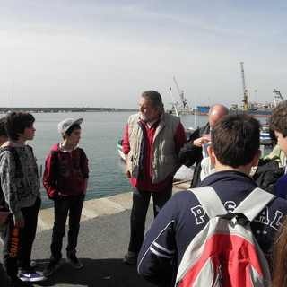 43 ragazzi della provincia di Torino visitano il porto peschereccio di Imperia Oneglia 43 ragazzi della provincia di Torino visitano il porto peschereccio di Imperia Oneglia