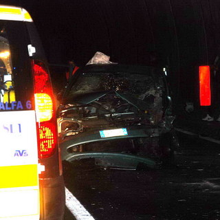 Pieve di Teco: violento tamponamento tra tre auto in galleria, il bilancio è di quattro feriti