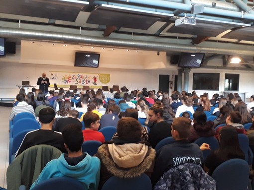 Sanremo: lotta al cyberbullismo, la Polizia incontra 450 ragazzi al Festival della Salute