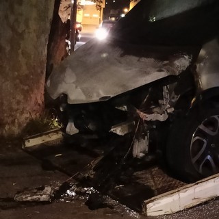 Bordighera, incendio di sterpaglie si propaga e distrugge auto parcheggiata (Foto e video)