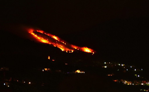 Diano Arentino: 14 ettari distrutti nell'incendio divampato ieri sera, in azione anche il Canadair