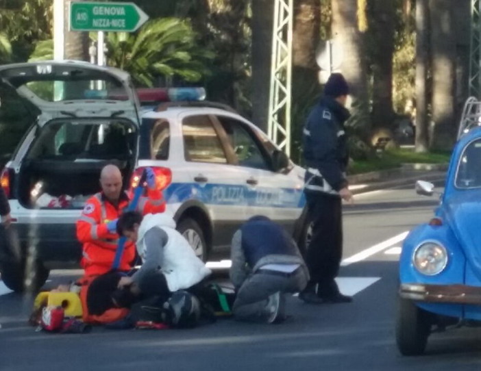 Ospedaletti: donna investita in corso Regina Margherita, trasportata in ospedale da un'ambulanza Ospedaletti: donna investita in corso Regina Margherita, trasportata in ospedale da un'ambulanza