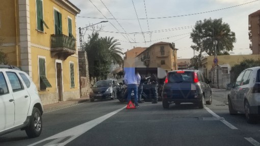 Ventimiglia: scontro auto-moto in corso Genova vicino all'Agip, centauro portato in ospedale (Foto) Ventimiglia: scontro auto-moto in corso Genova vicino all'Agip, centauro portato in ospedale (Foto)