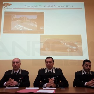 Mondovì: rubavano anche nella nostra provincia, arrestati un uomo ed una donna di origine Sinti (Foto e Video) Mondovì: rubavano anche nella nostra provincia, arrestati un uomo ed una donna di origine Sinti (Foto e Video)