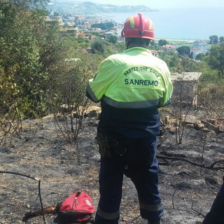 Sanremo: ripartito un piccolo focolaio dell'incendio di ieri in via Padre Semeria, subito spento dai soccorritori Sanremo: ripartito un piccolo focolaio dell'incendio di ieri in via Padre Semeria, subito spento dai soccorritori