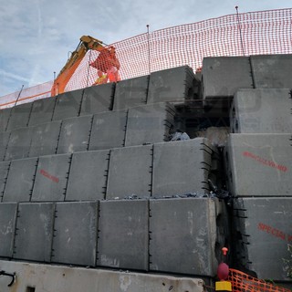 Sanremo: cadono detriti dal cantiere della 'Vesca', ciclista 50enne ferito e portato in ospedale (Foto)