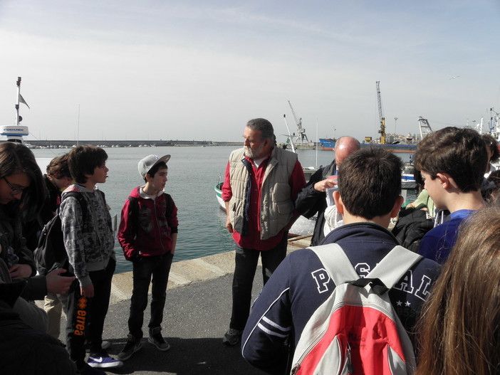 43 ragazzi della provincia di Torino visitano il porto peschereccio di Imperia Oneglia 43 ragazzi della provincia di Torino visitano il porto peschereccio di Imperia Oneglia