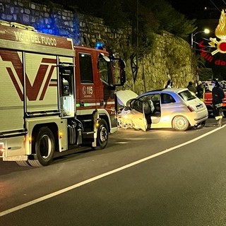 Sanremo: sbatte con l'auto contro un muro ai 'Tre Ponti', giovane trasportata al 'Santa Corona' (Foto) Sanremo: sbatte con l'auto contro un muro ai 'Tre Ponti', giovane trasportata al 'Santa Corona' (Foto)