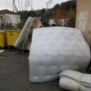 Imperia: materassi e altri ingombranti invadono l'isola ecologica di via Caramagna, torna il problema rifiuti