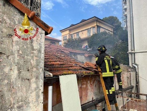 Sanremo: in fiamme il sottotetto di un'abitazione abbandonata al Borgo, intervento dei Vigili del Fuoco
