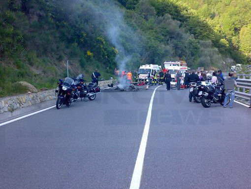 Pieve di Teco: incidente sulla SS28, due moto vanno a fuoco, ferito un 55enne di Arma di Taggia Pieve di Teco: incidente sulla SS28, due moto vanno a fuoco, ferito un 55enne di Arma di Taggia
