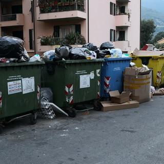 Sanremo: i 'furbetti dell'immondizia' invadono strada Borgo Tinasso, i residenti chiedono una 'isola ecologica' automatizzata (Foto)