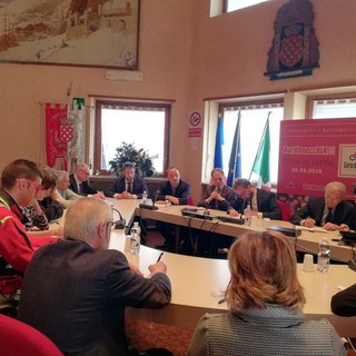 Francia e Italia si incontrano a Bardonecchia sui migranti. L'eurodeputato Arthuis: "Porterò la voce del territorio in Europa" (Foto e Video) Francia e Italia si incontrano a Bardonecchia sui migranti. L'eurodeputato Arthuis: "Porterò la voce del territorio in Europa" (Foto e Video)
