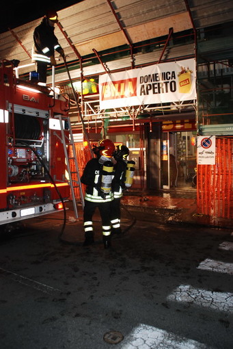 Ventimiglia: principio d'incendio al Billa di via Roma, evacuato un palazzo ma allarme poi rientrato Ventimiglia: principio d'incendio al Billa di via Roma, evacuato un palazzo ma allarme poi rientrato
