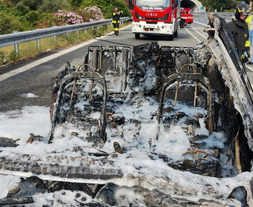 Auto prende fuoco sull'autostrada poco fuori da una galleria: intervento dei Vigili del Fuoco (Foto)