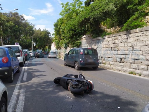 Imperia: sbuca una moto contromano in viale Matteotti e provoca un incidente, indagini in corso (Foto)