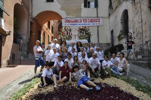 Dieci milioni di petali freschi e secchi per l'infiorata del Corpus Domini di via Carducci ad Imperia Dieci milioni di petali freschi e secchi per l'infiorata del Corpus Domini di via Carducci ad Imperia