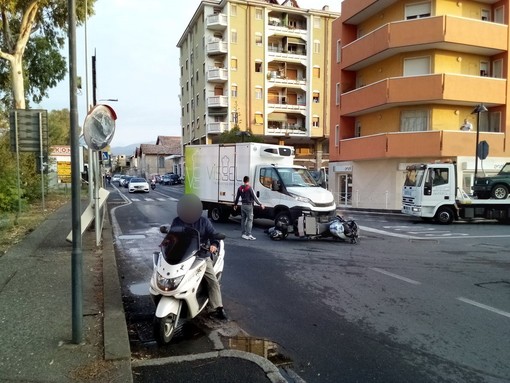 Imperia: scontro tra un furgone e una moto in via Argine Sinistro, scooterista portato in ospedale