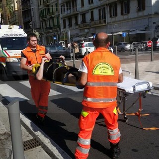 Sanremo: scontro auto-moto all'incrocio via Bixio-corso Mombello, centauro di Ventimiglia in ospedale