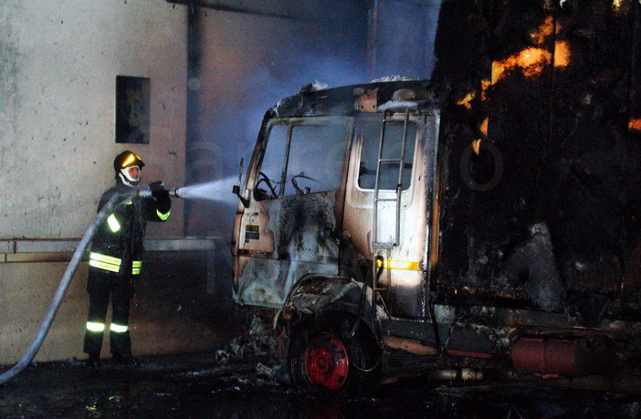 Camion a fuoco ad Andora sulla A10: autostrada chiusa almeno fino alle 22, traffico intenso sull'Aurelia Camion a fuoco ad Andora sulla A10: autostrada chiusa almeno fino alle 22, traffico intenso sull'Aurelia