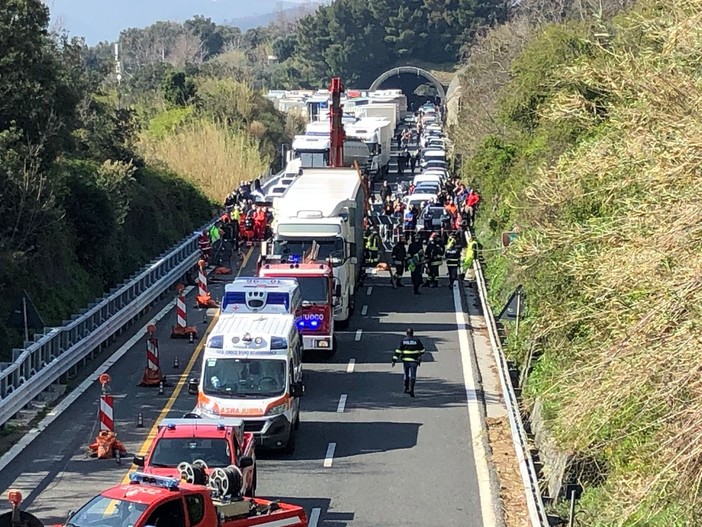 Riaperta alle 14 l'autostrada A10 tra Arenzano e Voltri dopo l'incidente mortale di questa mattina Riaperta alle 14 l'autostrada A10 tra Arenzano e Voltri dopo l'incidente mortale di questa mattina