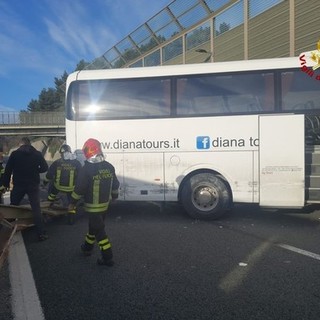 Scolaresca di Imperia si schianta in autostrada, Toti: "Tragedia sventata da maestra, la premieremo con la bandiera di Regione Liguria"