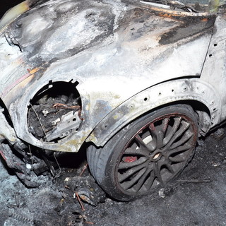 Imperia: incendio questa mattina in via Regina Pacis, a fuoco un'auto, una tettoia ed un deposito attrezzi