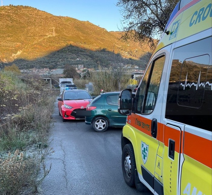 Ventimiglia: ghiaccio sulle strade a Bevera, scontro frontale e rischio per un'auto di finire in un fosso (Foto)