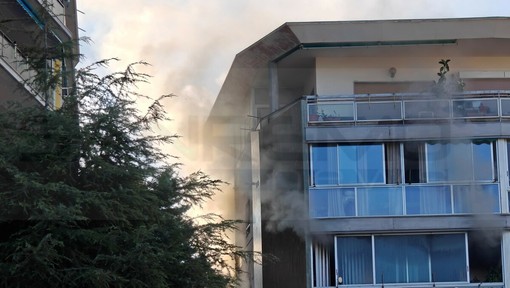 Incendio in via Galileo Galilei, stabile ancora inagibile: Vigili del Fuoco al lavoro fino a mezzanotte