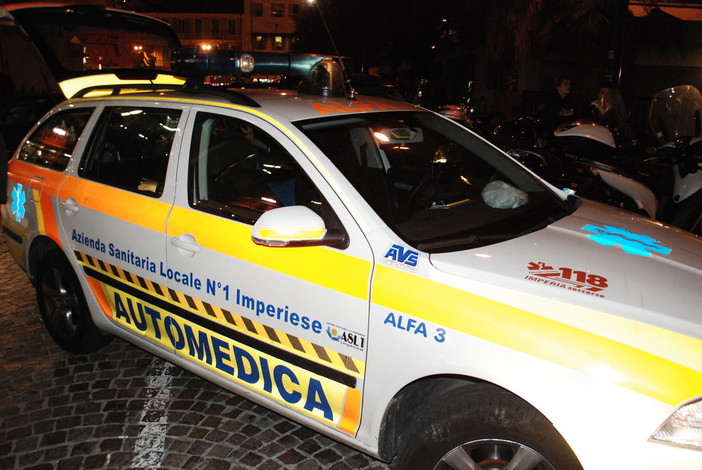 Scontro tra due auto sull'Aurelia tra Imperia e San Lorenzo al Mare: due feriti lievi portati in ospedale
