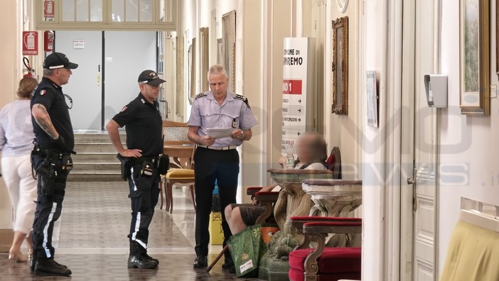 Sanremo: inveisce contro una dipendente del comune, anziano calmato da due Assessori e dalla Municipale (Foto)