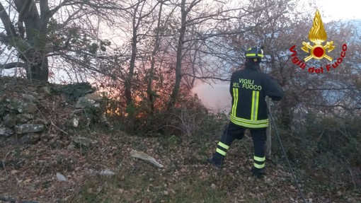 Valle Argentina: incendio boschivo a Montalto Carpasio, in azione Vigili del Fuoco ed un elicottero