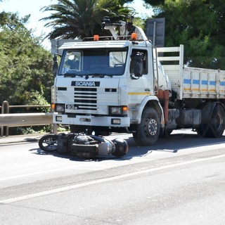 Sanremo: incidente sull'Aurelia a Bussana, ragazza su uno scooter si scontra con un'auto Sanremo: incidente sull'Aurelia a Bussana, ragazza su uno scooter si scontra con un'auto