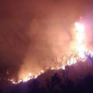 Sanremo: incendio questa notte nella zona della Croce della Parà, intervento di Vvf e Volontari (Foto)