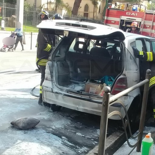 Sanremo: auto a fuoco questa mattina in corso Cavallotti, intervento dei Vigili del Fuoco (Foto)